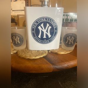 NY Yankees flask and shot glass set, NEW